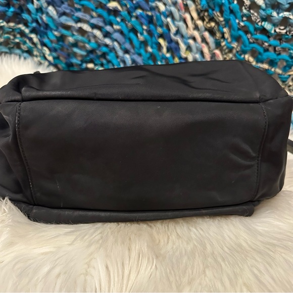 Dooney & Bourke Large Nina Shoulder Handbag Black Nylon Fuschia Lining - Picture 4 of 16